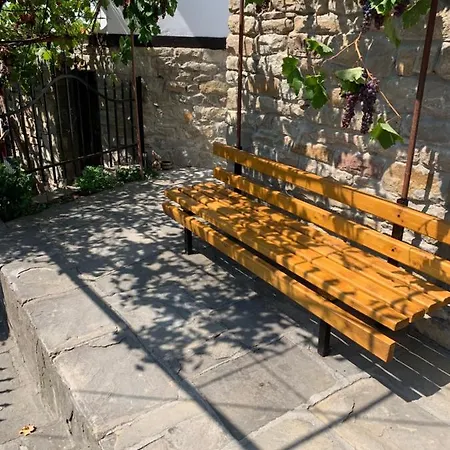 Apartment Zdravets 2, In The Heart Of The Old City Veliko Tŭrnovo Exterior photo