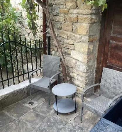 Apartment Zdravets 2, In The Heart Of The Old City Veliko Tŭrnovo Exterior photo